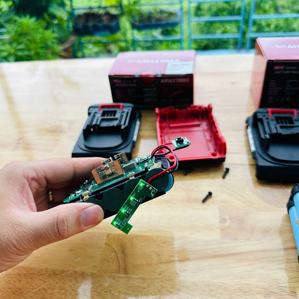 Pin 21V dòng xả cao AMAXTOOLS AP20022SM/AP40042SM dung lượng 2AH - 4AH Tích hợp 2 cổng sạc ra USB & Type C