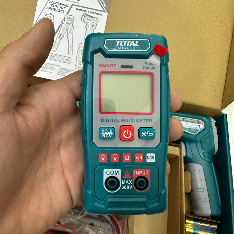 Bộ 5 dụng cụ kiểm tra điện Total TOS23026 gồm kìm tuốt dây điện, bút thử điện, ampe kìm, đồng hồ vạn năng, nhiệt kế