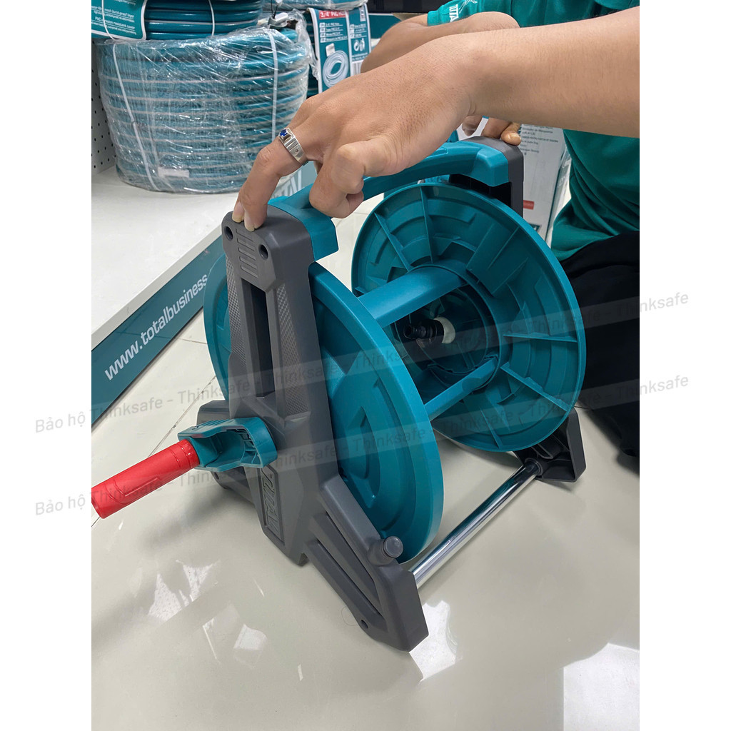 Dụng cụ cuộn ống nước TOTAL THHR40121/ THHR40122/THHR2012  chất liệu PP và Nhôm rulo cuộn ống có thể treo tường