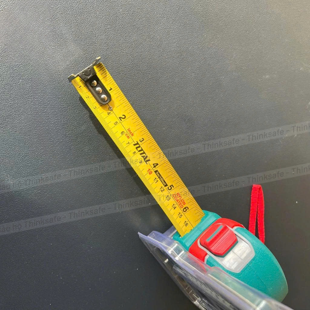Thước kéo cao cấp TOTAL, Kích thước 5 - 8 mét, Hệ mét và inch, Lưỡi thép phủ nylon 360°, In hai mặt, Móc đôi có nam châm