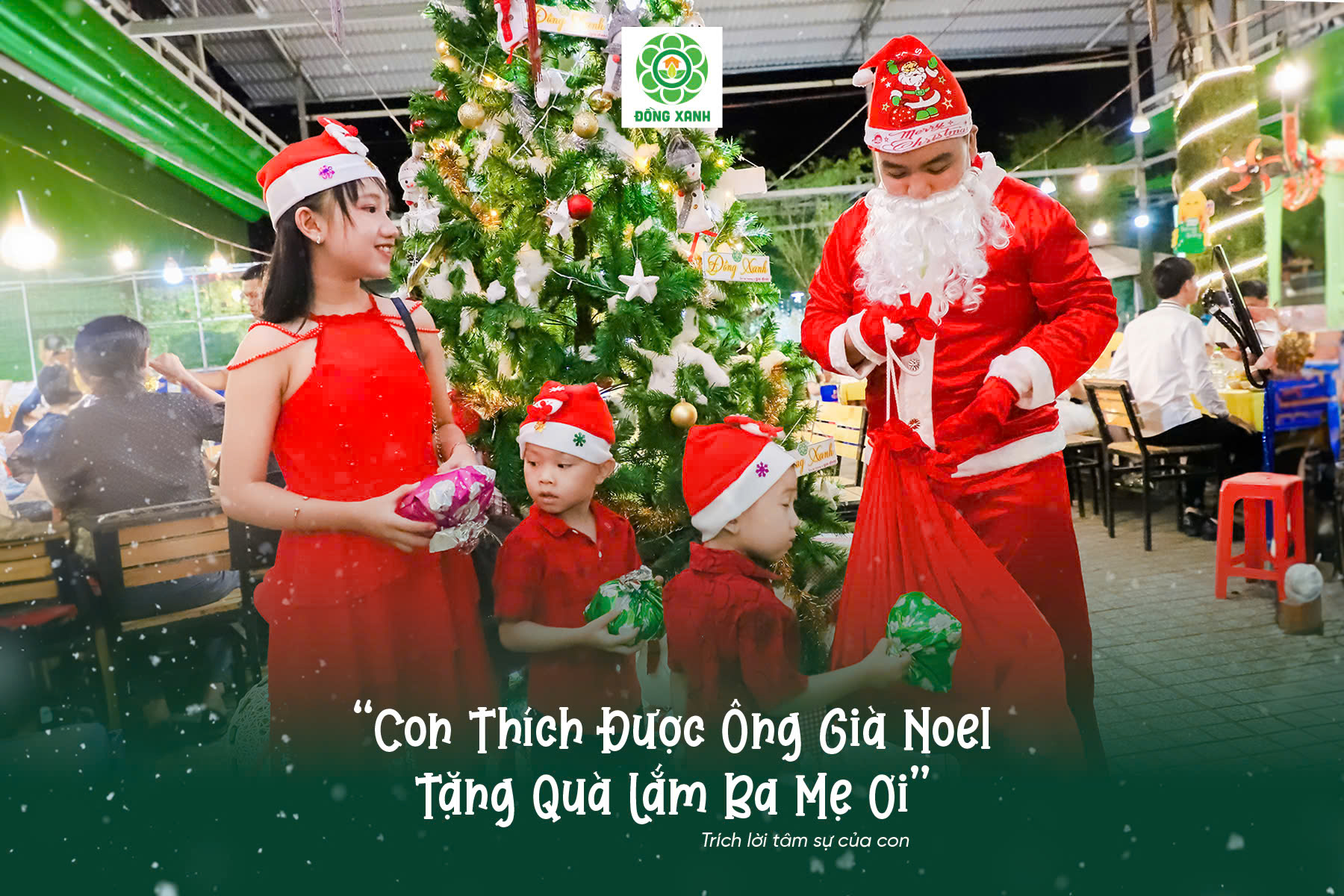 CON THÍCH ĐƯỢC ÔNG GIÀ NOEL TẶNG QUÀ LẮM BA MẸ ƠI!