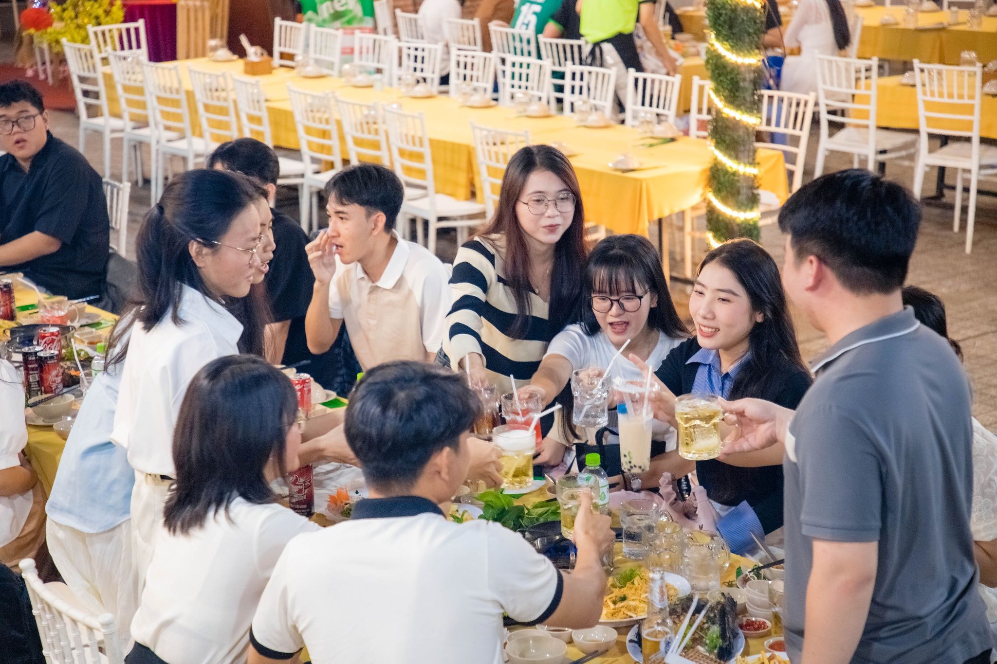 TÌM ĐÂU RA BỮA TIỆC VUI SAY, ĂN NGON MÀ RẺ?
