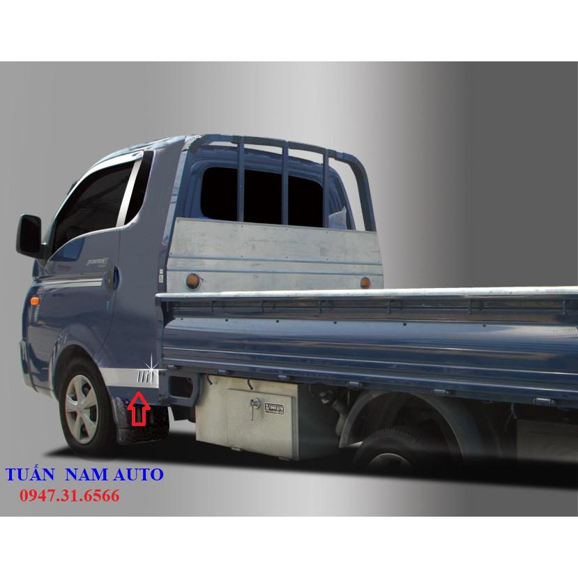 ỐP CRÔM TAI SAU 4 VẠCH XE TẢI HYUNDAI PORTER CABIN KÉP