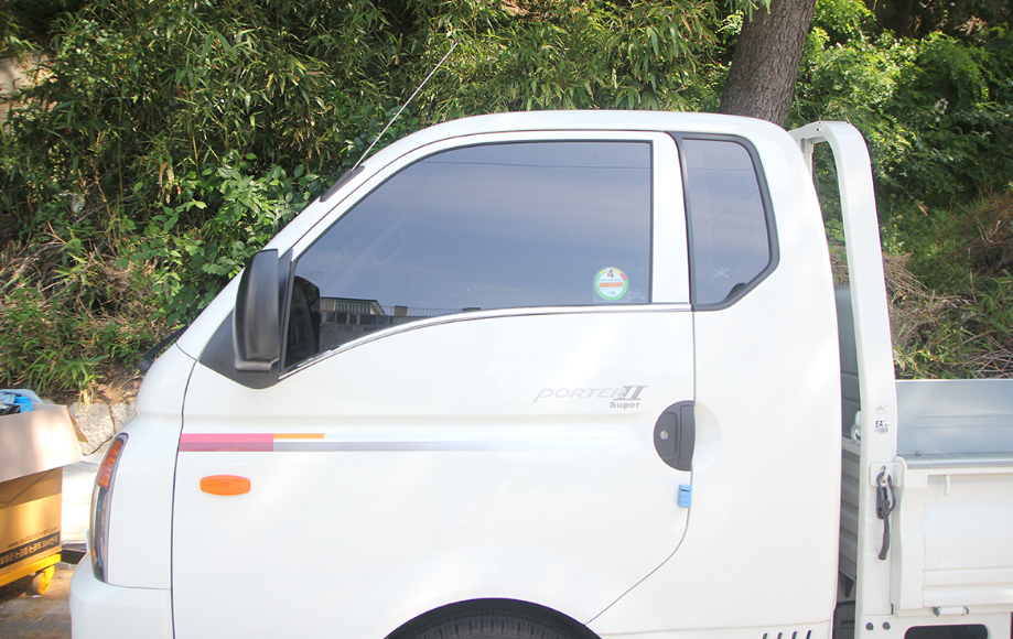 [HN] NẸP CHÂN KÍNH KIẾNG XE TẢI HYUNDAI H150, H100, PORTER II