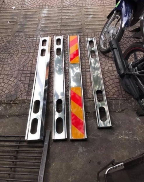 Tấm Miếng Nhôm Dán Phản Quang HÔNG, SAU THÙNG XE TẢI