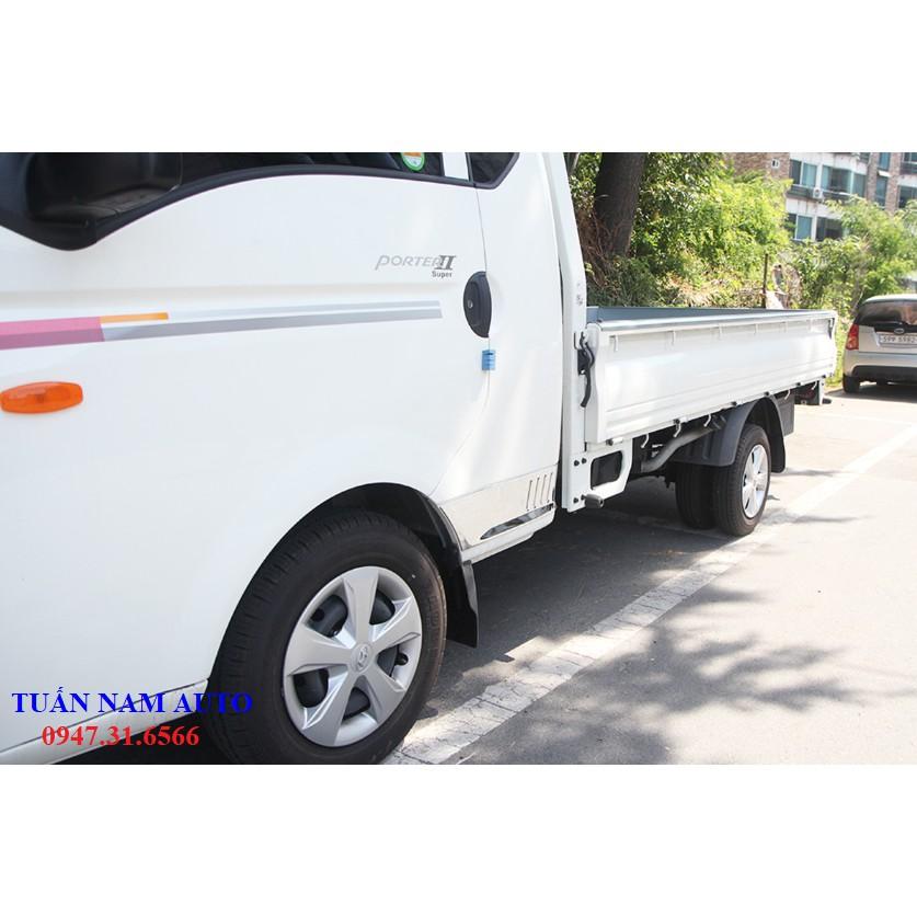 ỐP CRÔM TAI SAU 4 VẠCH XE TẢI HYUNDAI PORTER CABIN KÉP