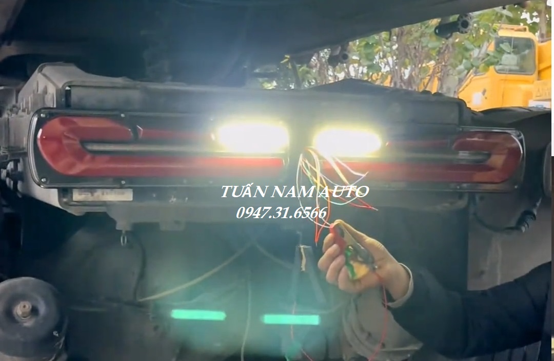 Đèn Led Hậu Sau Xe Tải BM 6 Chế Độ Sáng Điện 12V 24V