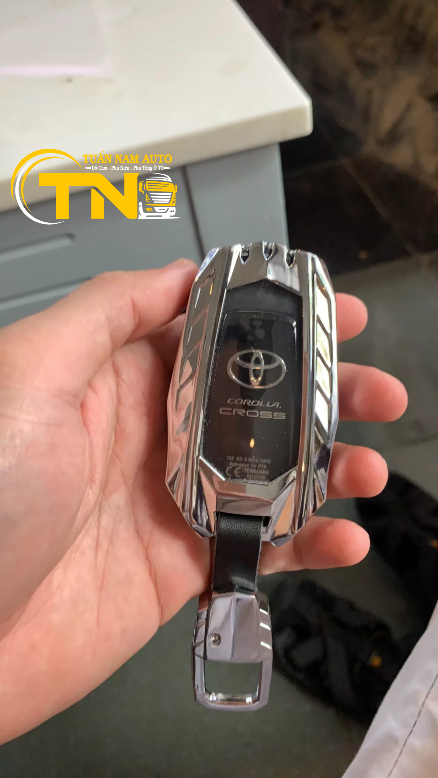 ỐP KHÓA XE TOYOTA CROSS, CAMRY, ALITS 2023 KIM LOẠI METAL CAO CẤP