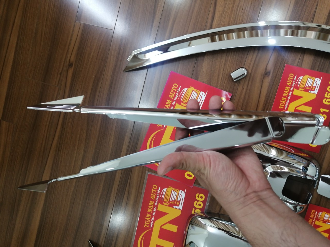 ỐP CẦN GẠT MƯA XE TẢI KIA 1,4 TẤN K3000S, K165, K2700, K190 CHROME