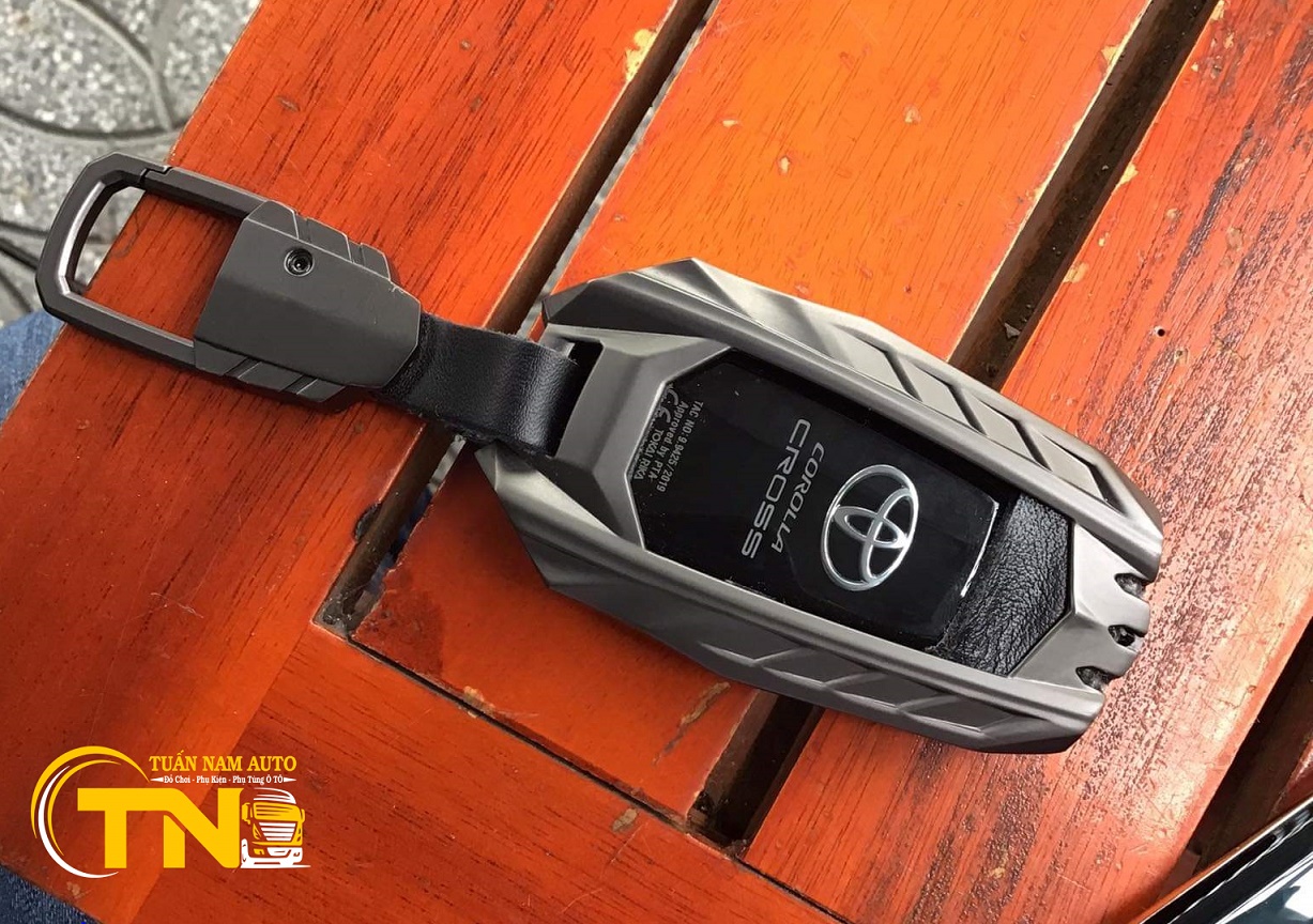 ỐP KHÓA XE TOYOTA CROSS, CAMRY, ALITS 2023 KIM LOẠI METAL CAO CẤP