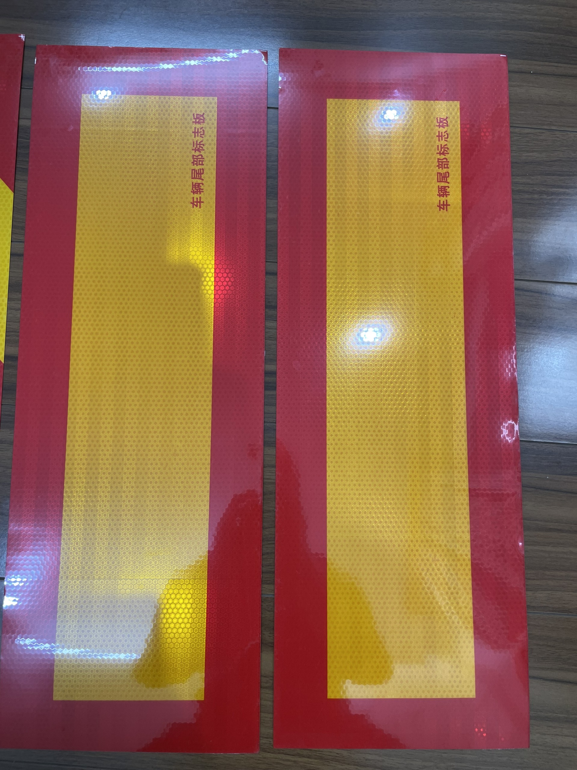 Tấm Miếng Nhôm Dán Phản Quang HÔNG, SAU THÙNG XE TẢI