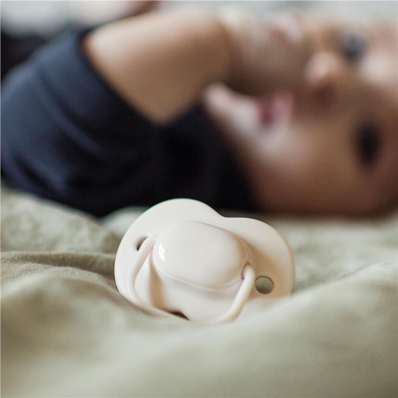 Vỉ Đôi Ty Ngậm Cao Su Thiên Nhiên Siêu Nhẹ, Siêu Mềm Cho Bé Hình Quả Anh Đào, Không Chứa BPA An Toàn Cho Bé - Tommee Tippee Natural Latex Cherry Soothers, Symmetrical Design, BPA-Free, Pack of 2 Dummies