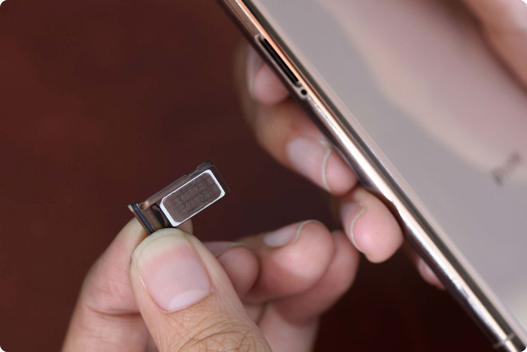 Tin đồn phong phanh về việc iPhone 15 Pro có thể là chiếc điện thoại đầu đầu tiên không có khe cắm thẻ SIM?