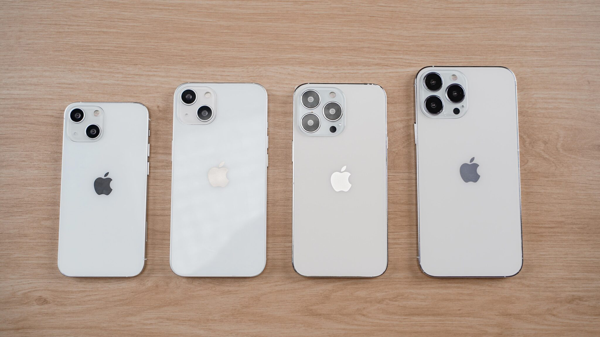 Trên tay mẫu thiết kế iPhone 13 series tại Việt Nam: Thiết kế quen thuộc, camera to hơn
