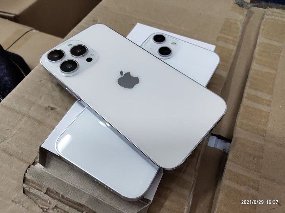Trên tay mô hình iPhone 13: Notch nhỏ gọn hơn, camera đường chéo, khung viền vát phẳng