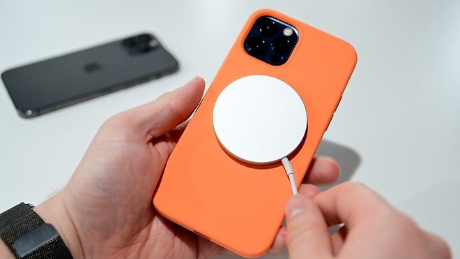 iPhone 13 có thể sẽ có cuộn dây sạc lớn hơn và sạc không dây tương thích ngược