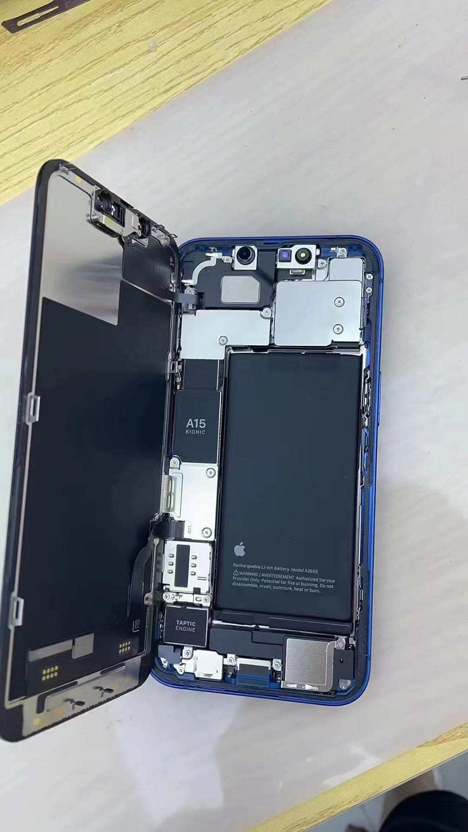 “Mổ bụng” iPhone 13 để khám phá nội thất, xác nhận có pin “khủng”