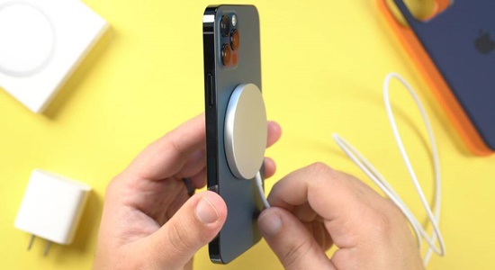 Apple chính thức cảnh báo mối nguy hiểm trên iPhone 12