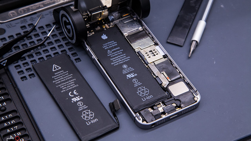 Pin iPhone chính hãng không thể tự ý thay thế