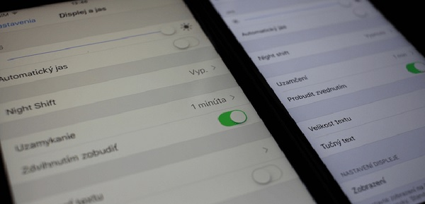 Test ám màn iPhone bằng cách đặt 2 chiếc iPhone cạnh nhau