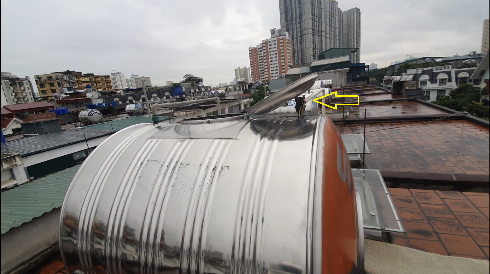 Ảnh chụp một bồn nước có công tắc phao lắp sai vị trí. Vỏ chụp công tắc phao đã hỏng gây lộ phần công tắc có tiếp điểm mang nguồn điện 220 tiếp xúc với nắp bồn nước rất nguy hiểm. Thời điểm chụp ảnh là sau khi trời mưa!