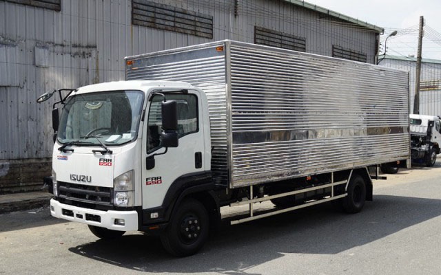 Isuzu FRR90NE4 6 tấn thùng kín