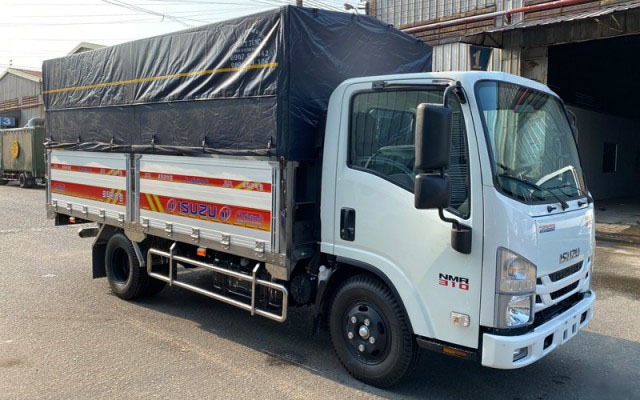 Isuzu NMR85HE4 1.9 tấn thùng bạt