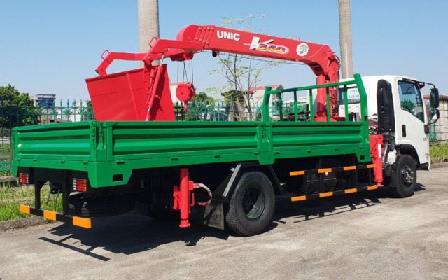 Isuzu NQR75LE4 3.9 tấn cẩu UNIC