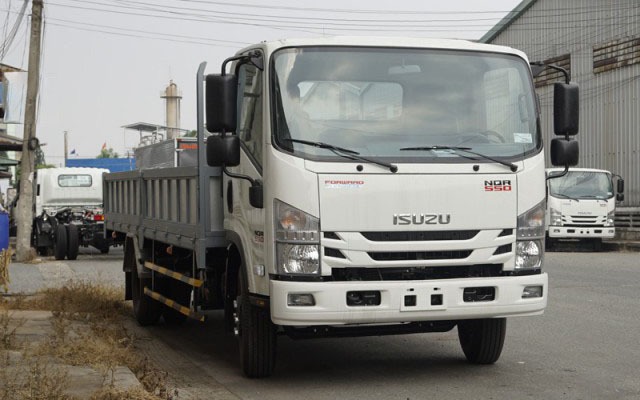Isuzu NQR75ME4 5.5 tấn thùng lửng