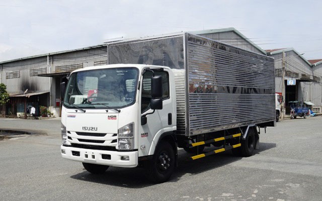 Isuzu NQR75ME4 6 tấn thùng kín