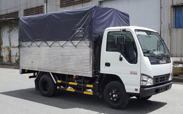 Isuzu QKR77FE4 2.4 tấn thùng bạt