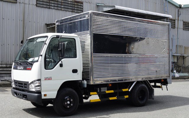 Isuzu QKR77FE4 2.4 tấn thùng kín