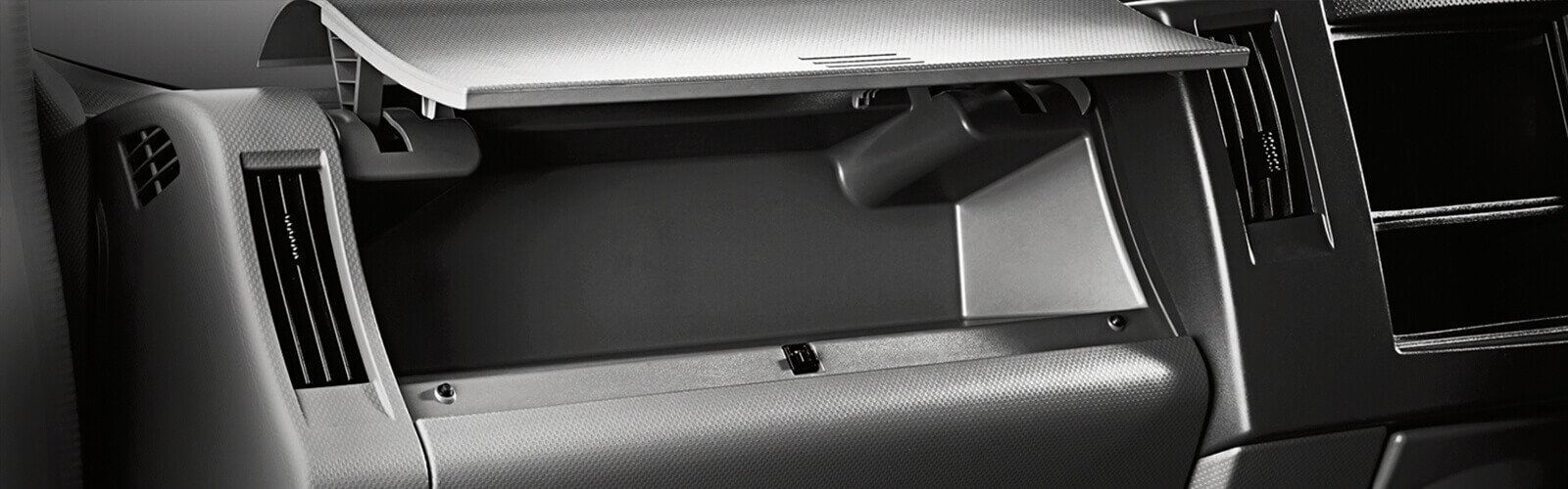 Isuzu FRR90NE4 6 tấn thùng kín