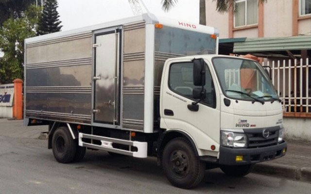 Hino Dutro XZU342L 3.5 tấn thùng kín