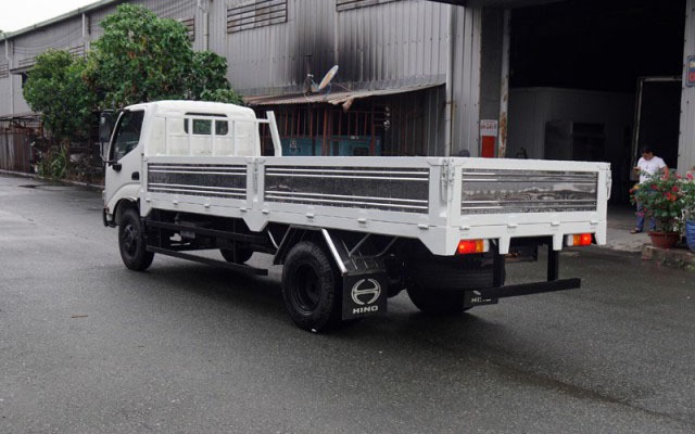 Hino XZU650L 1.9 tấn thùng lửng