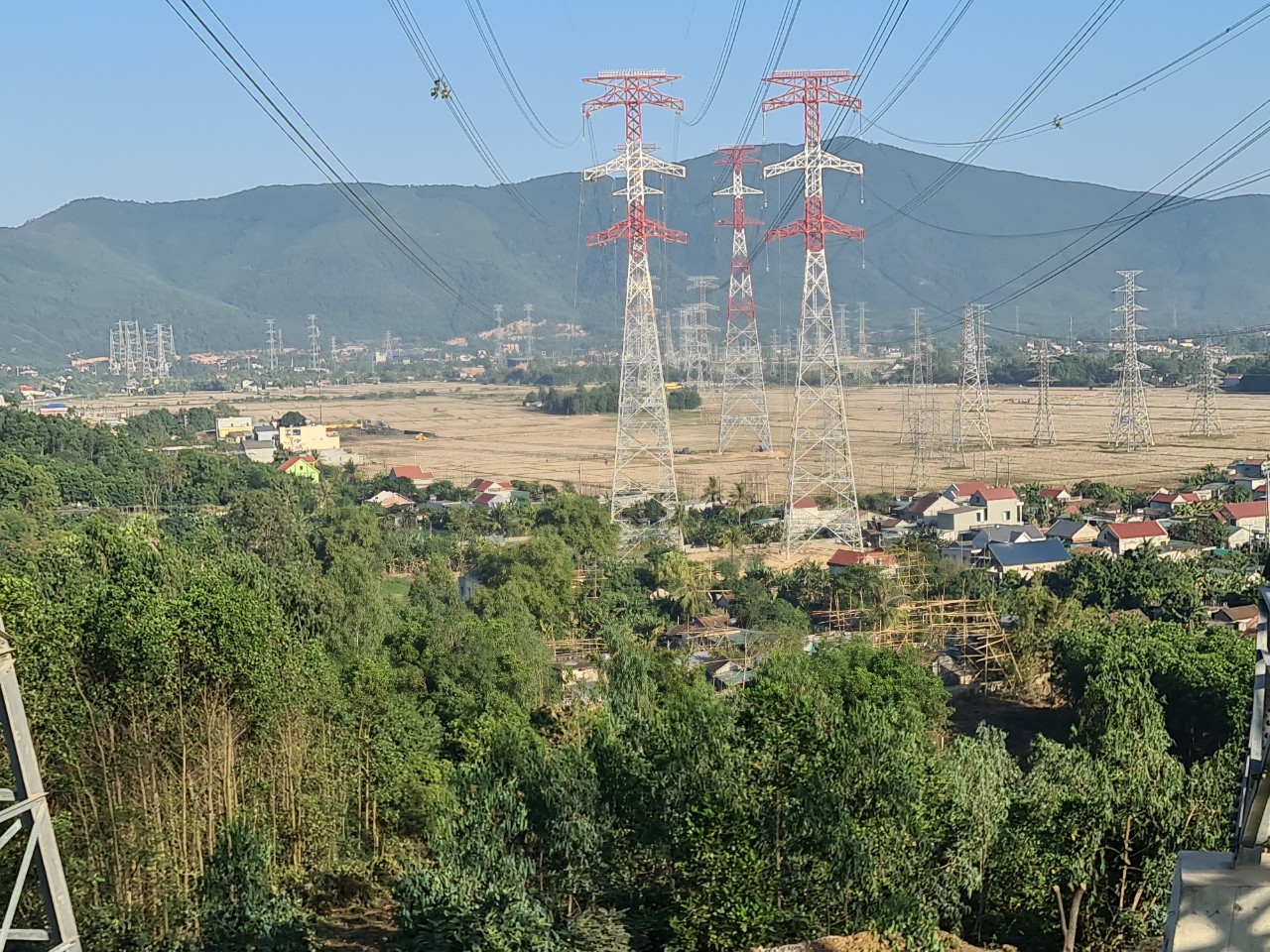 Đóng điện giai đoạn 1 đường dây 500kV đấu nối Nhà máy điện Nghi Sơn 2 vào hệ thống điện quốc gia