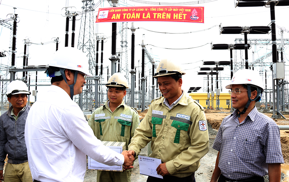 Công đoàn Điện lực Việt Nam thăm hỏi CBNV, người lao động xây dựng đường dây 500kV mạch 3 tại Quảng Ngãi