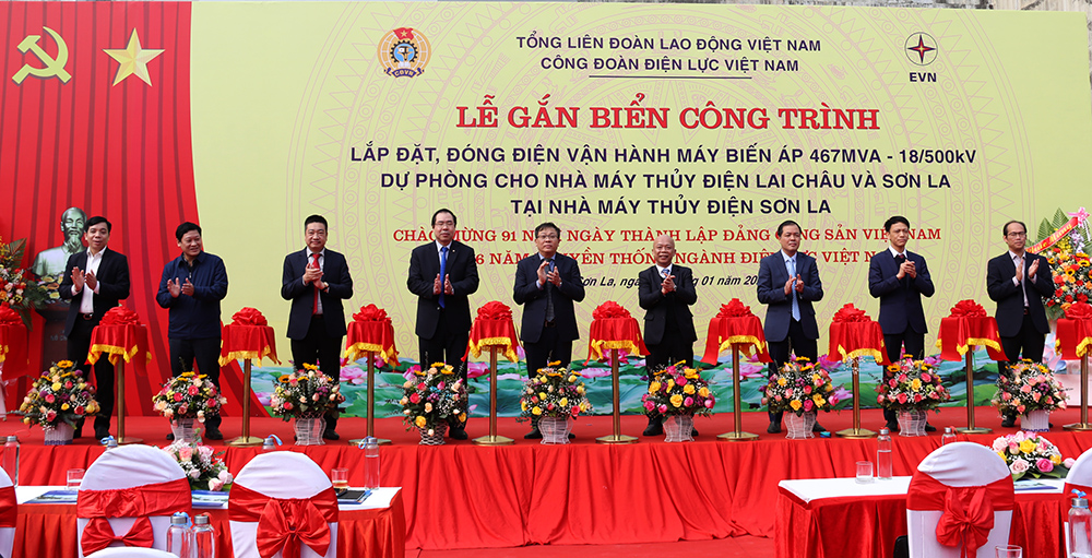 Gắn biển công trình lắp đặt, đóng điện vận hành máy biến áp 500kV dự phòng cho NMTĐ Lai Châu và Sơn La