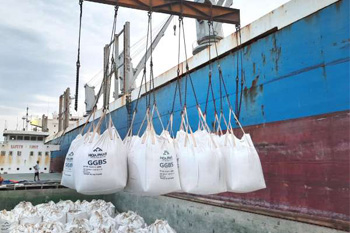 Lần đầu tiên Việt Nam xuất khẩu xỉ hạt lò cao nghiền mịn S95