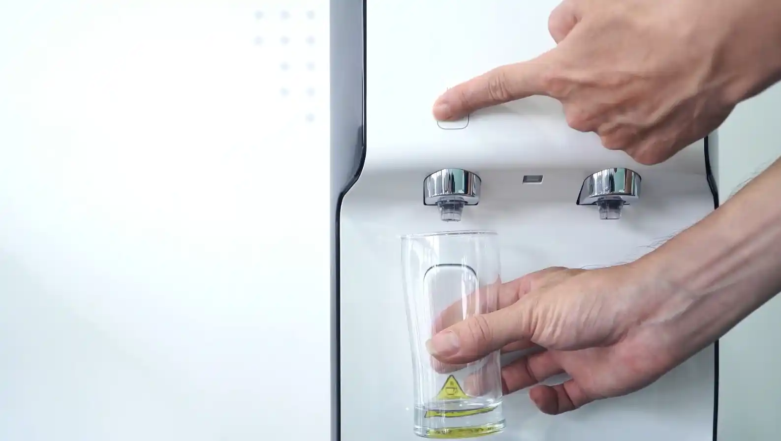 Dễ dàng lấy nước với nút chạm cảm ứng và vệ sinh đầu vòi