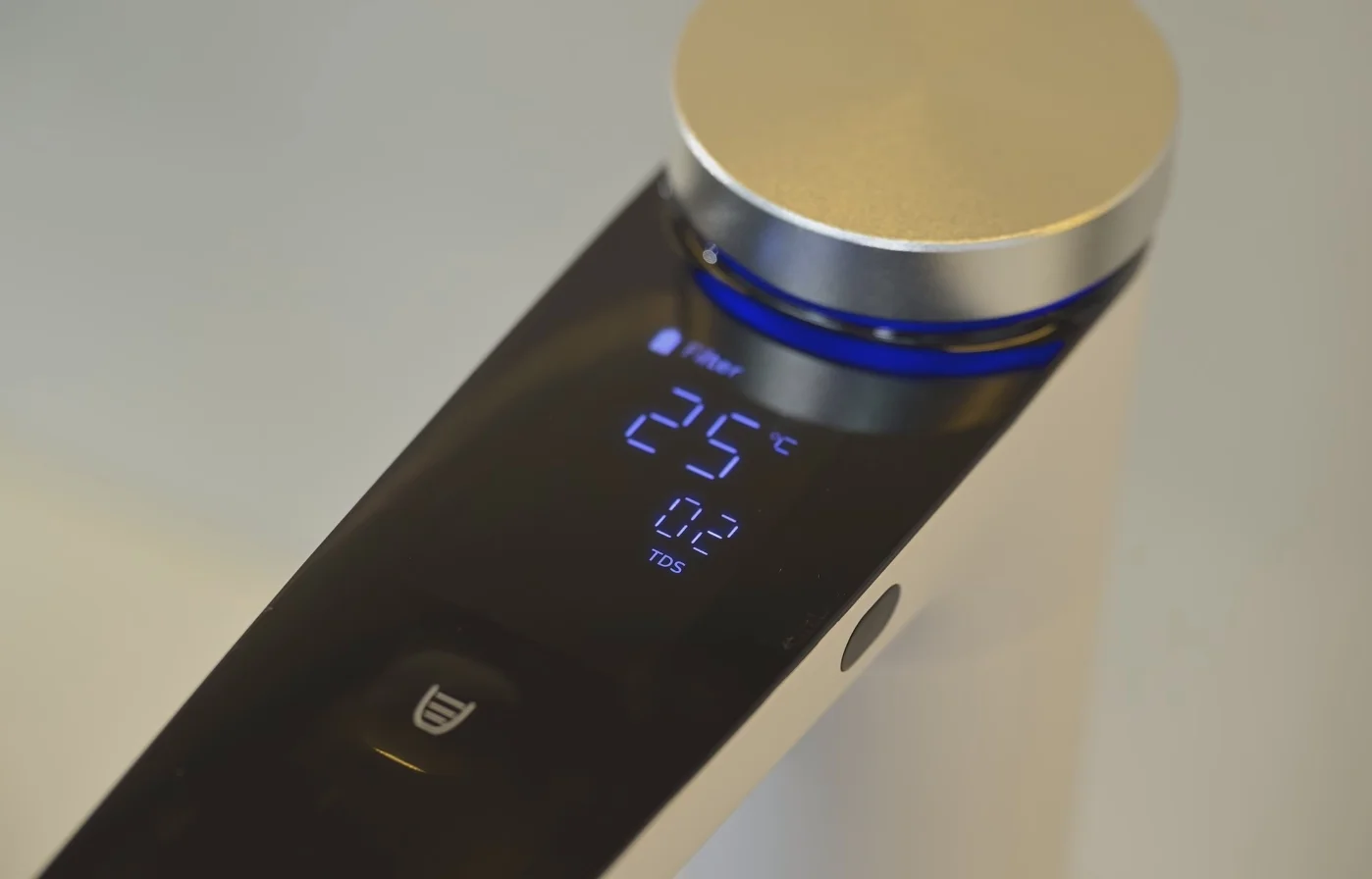 Đèn LED xanh thể hiện nhiệt độ nước thường cùng chỉ số TDS