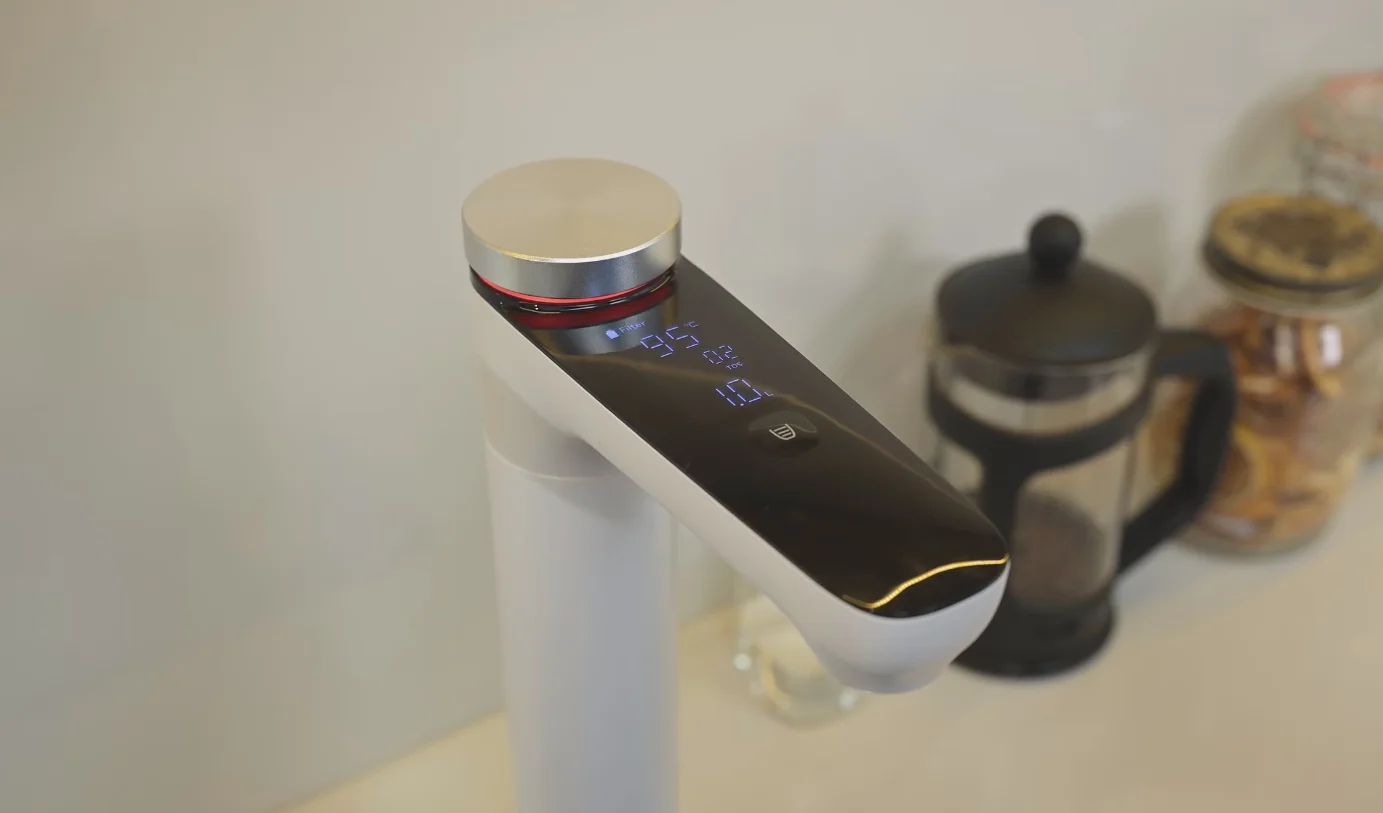 Đèn LED đỏ thể hiện nhiệt độ nước nóng cùng nhiệt độ nước trên vòi