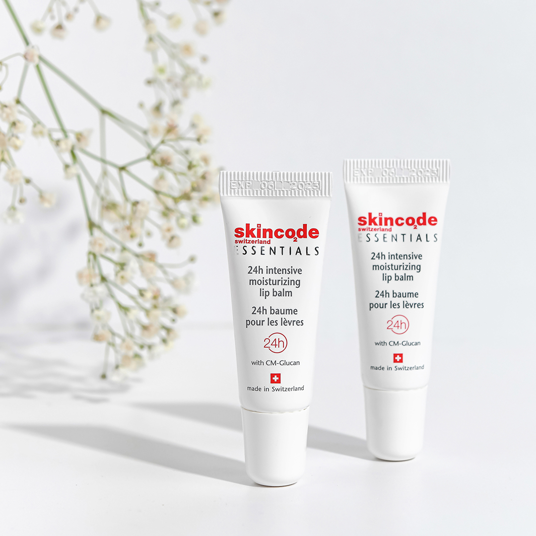 Son dưỡng ẩm và chăm sóc môi 24h Skincode Essentials 24h Intensive Moisturizing Lip Balm
