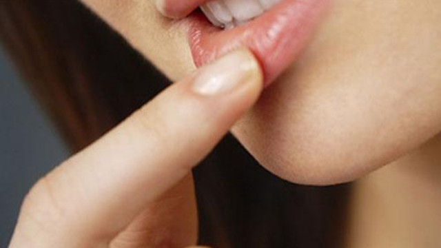 6 tác dụng của dầu dừa giúp dưỡng da và chống thâm quầng mắt 6 tác dụng của dầu dừa giúp dưỡng da và chống thâm quầng mắt