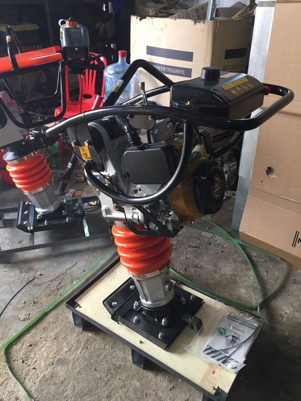 Tay ga của đầm cóc Niki NK-72FW được làm bằng kim loại