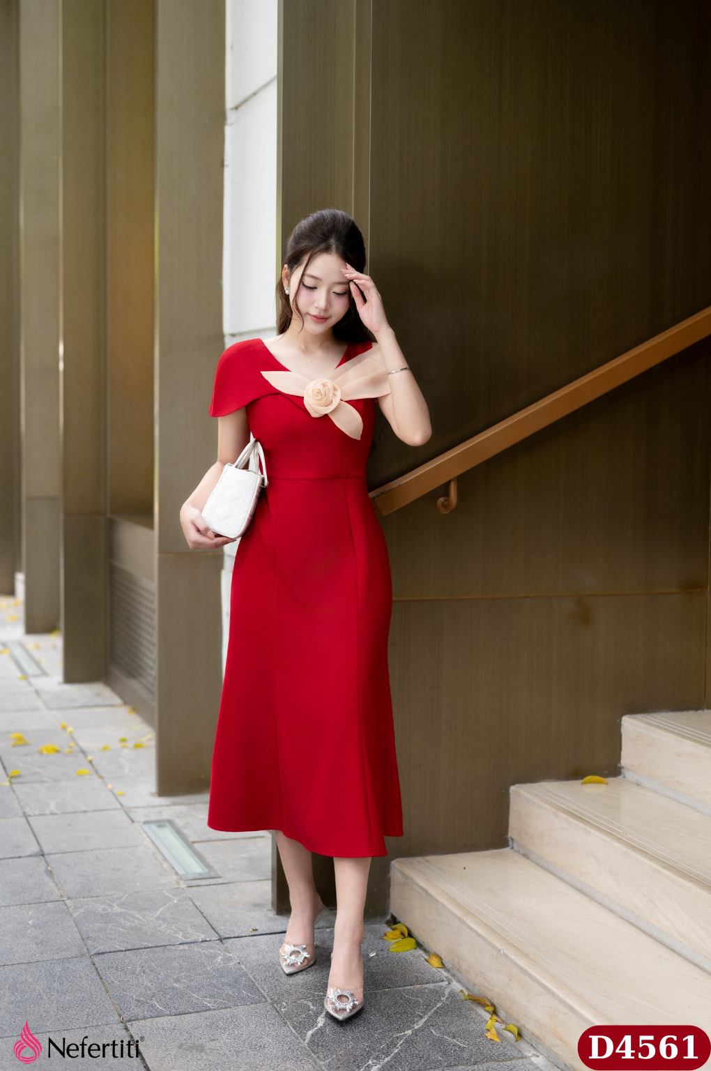 2D4561 - Đầm đỏ cài hoa nude thanh lịch