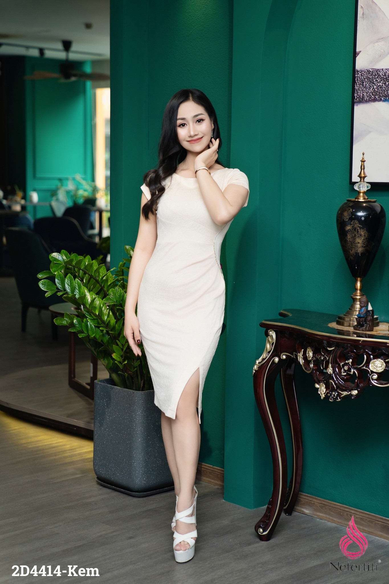 2D4414 - ĐẦM ÔM XẺ TRƯỚC - KEM