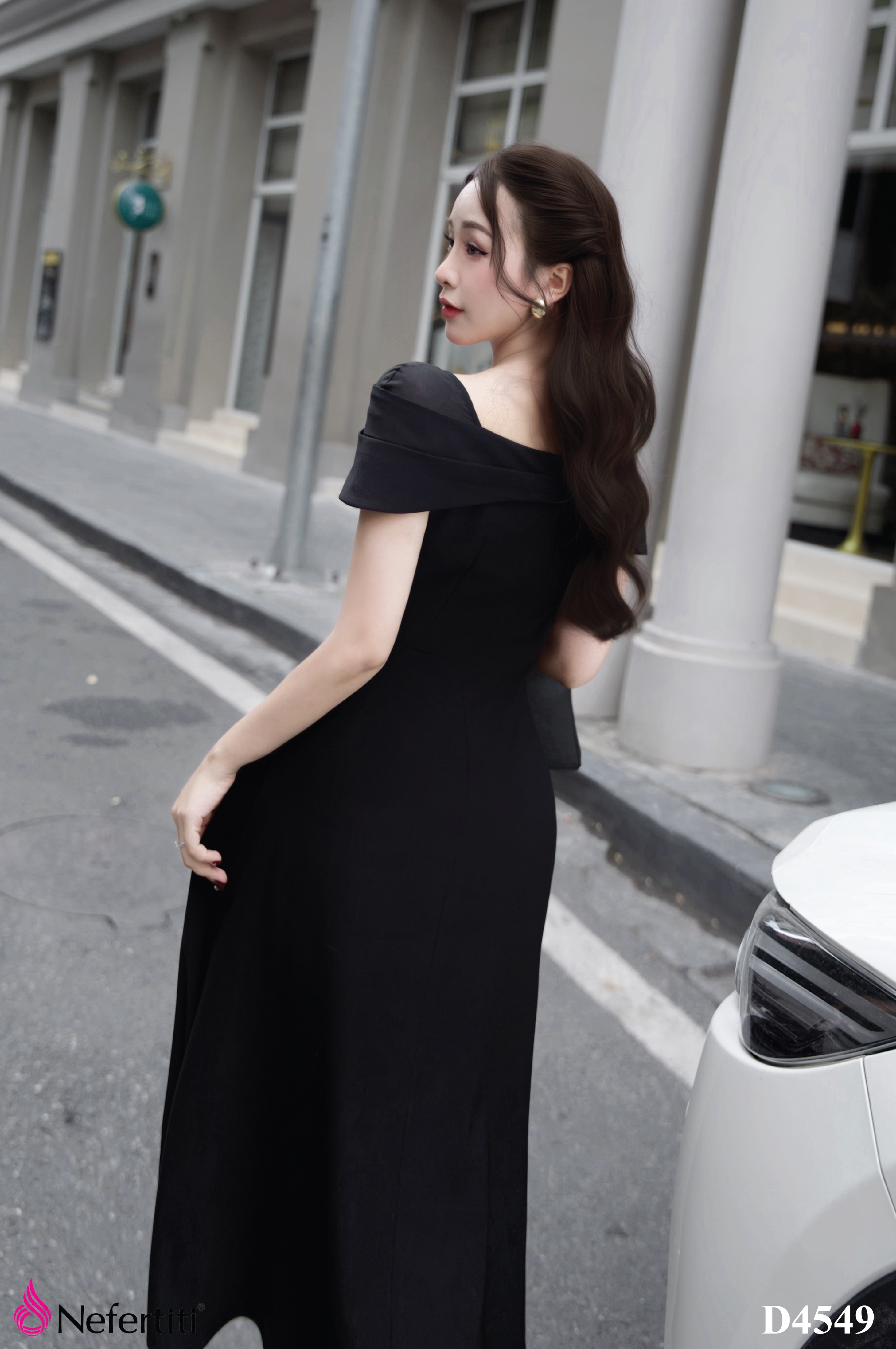 2D4549 - Đầm dạo phố đen cài hoa nổi bật