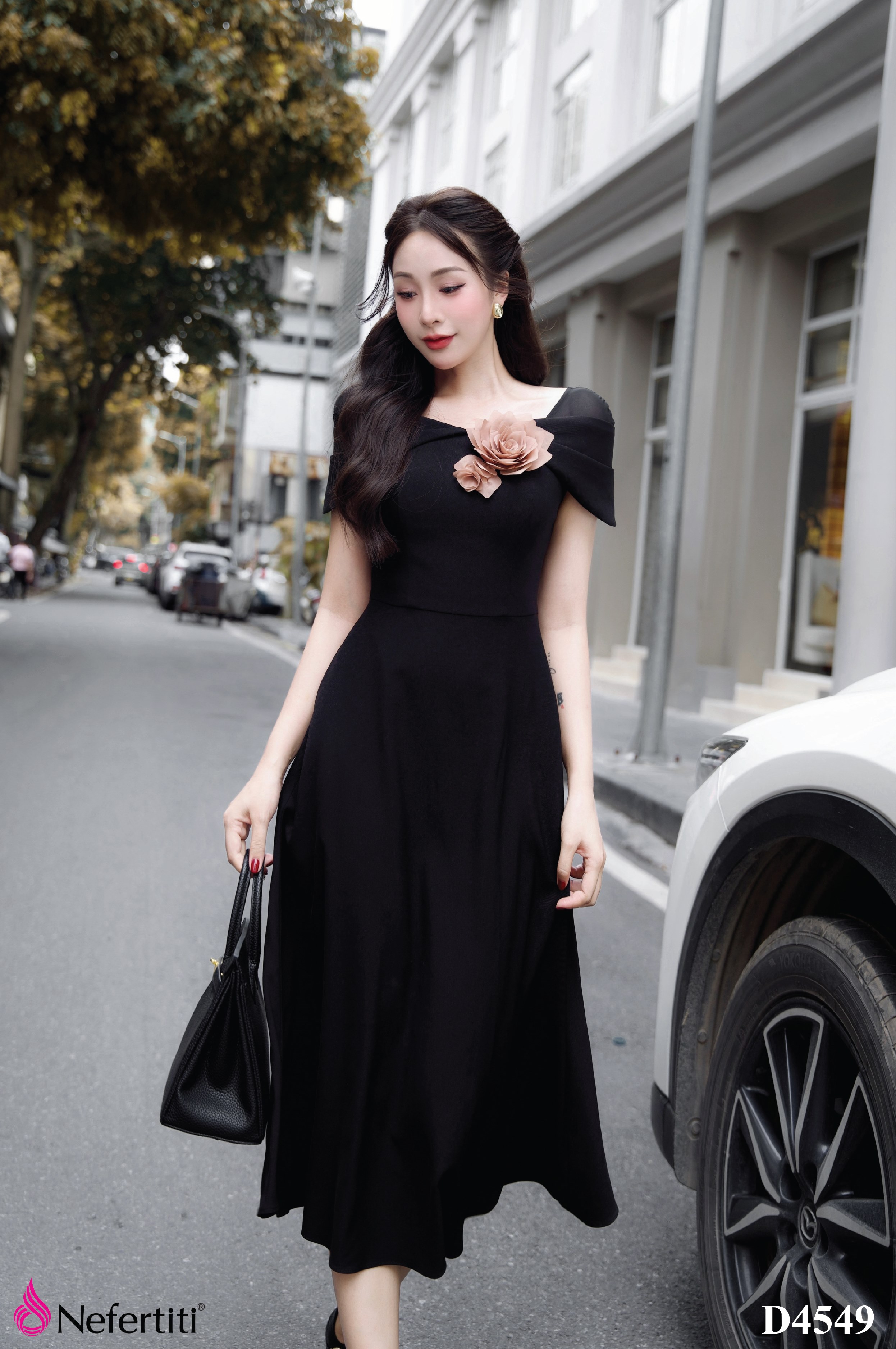 2D4549 - Đầm dạo phố đen cài hoa nổi bật