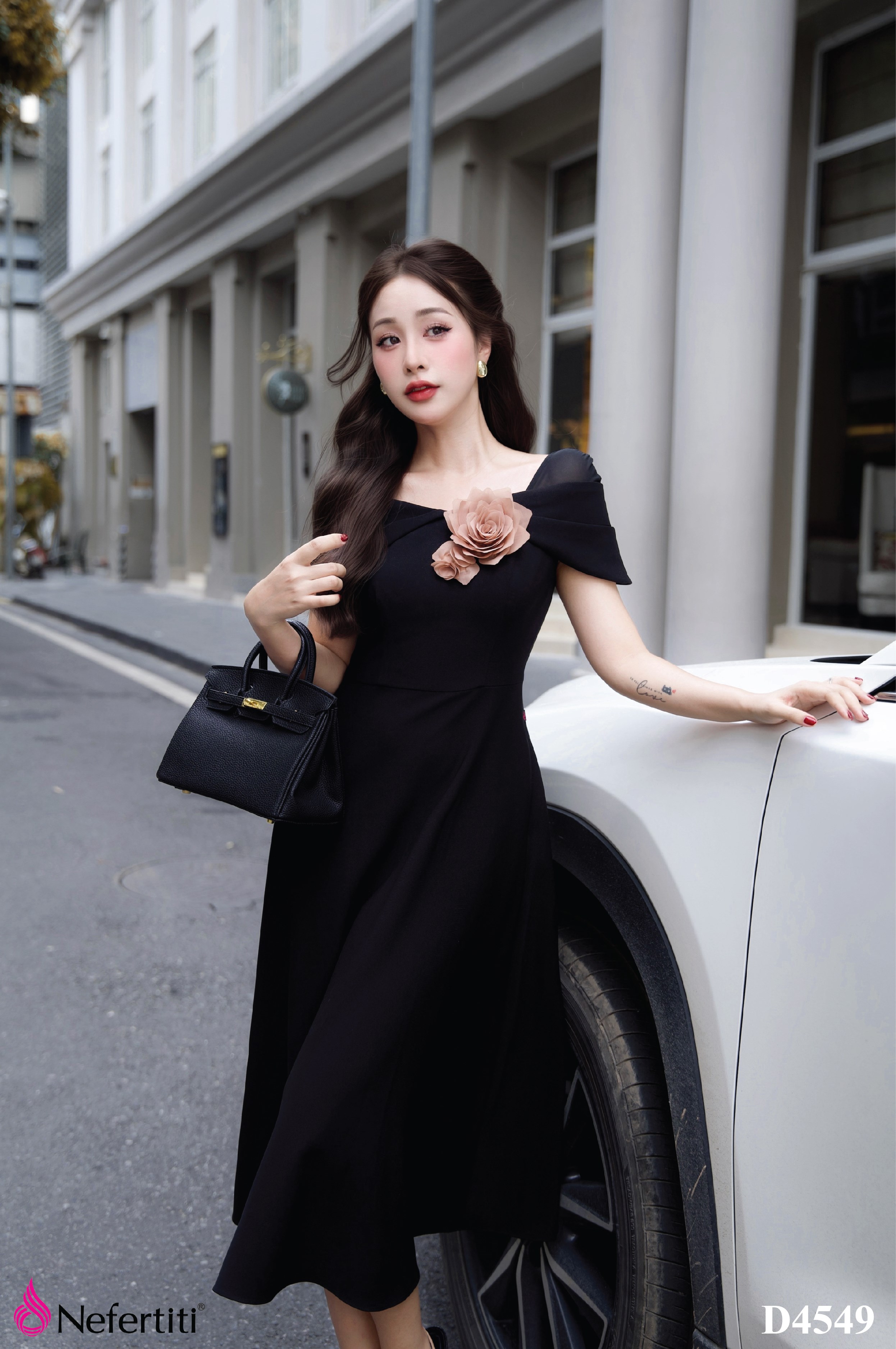 2D4549 - Đầm dạo phố đen cài hoa nổi bật